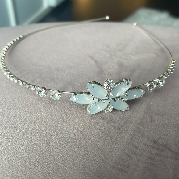 WEDDING ACCESSORY - Picture 1 of 3